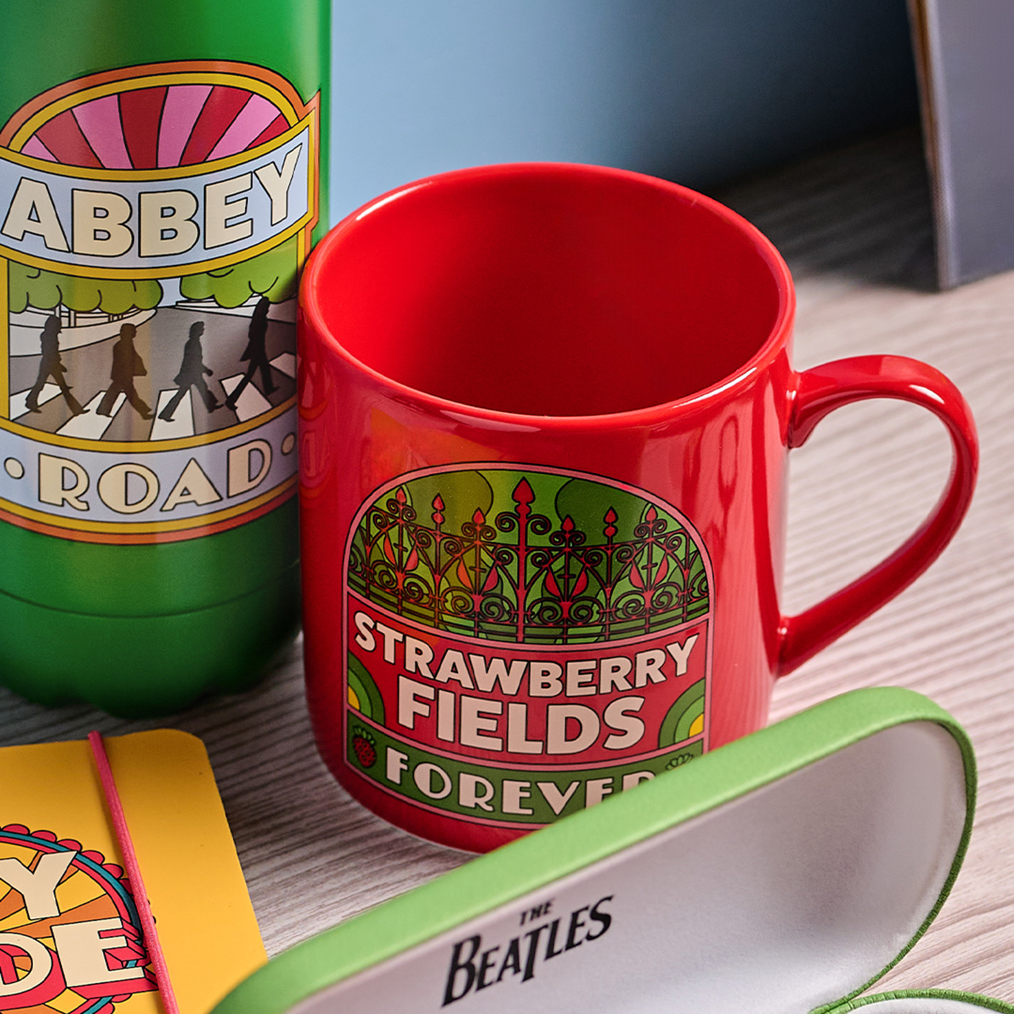 Beatles Strawberry Fields mug céramique 37 cl rouge