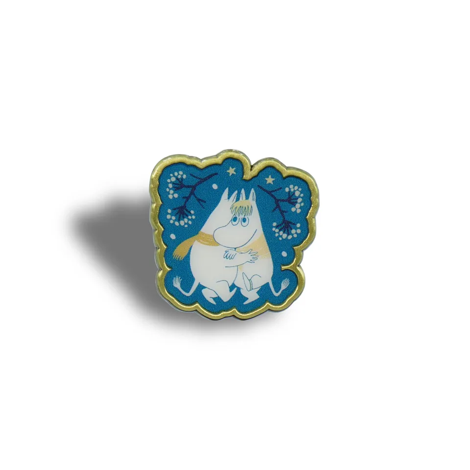 Moomin First Snow Hug pin's émail bleu 3cm