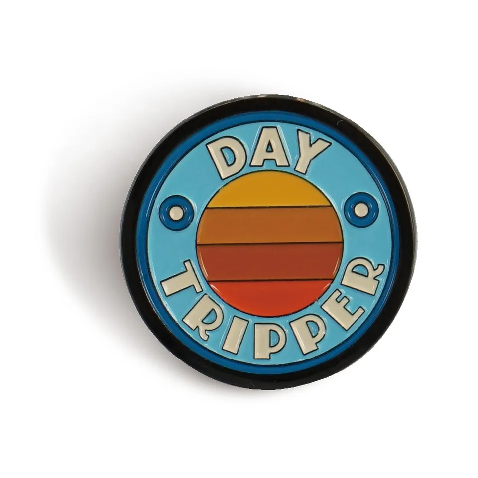 The Beatles Day Tripper pin's émail bleu
