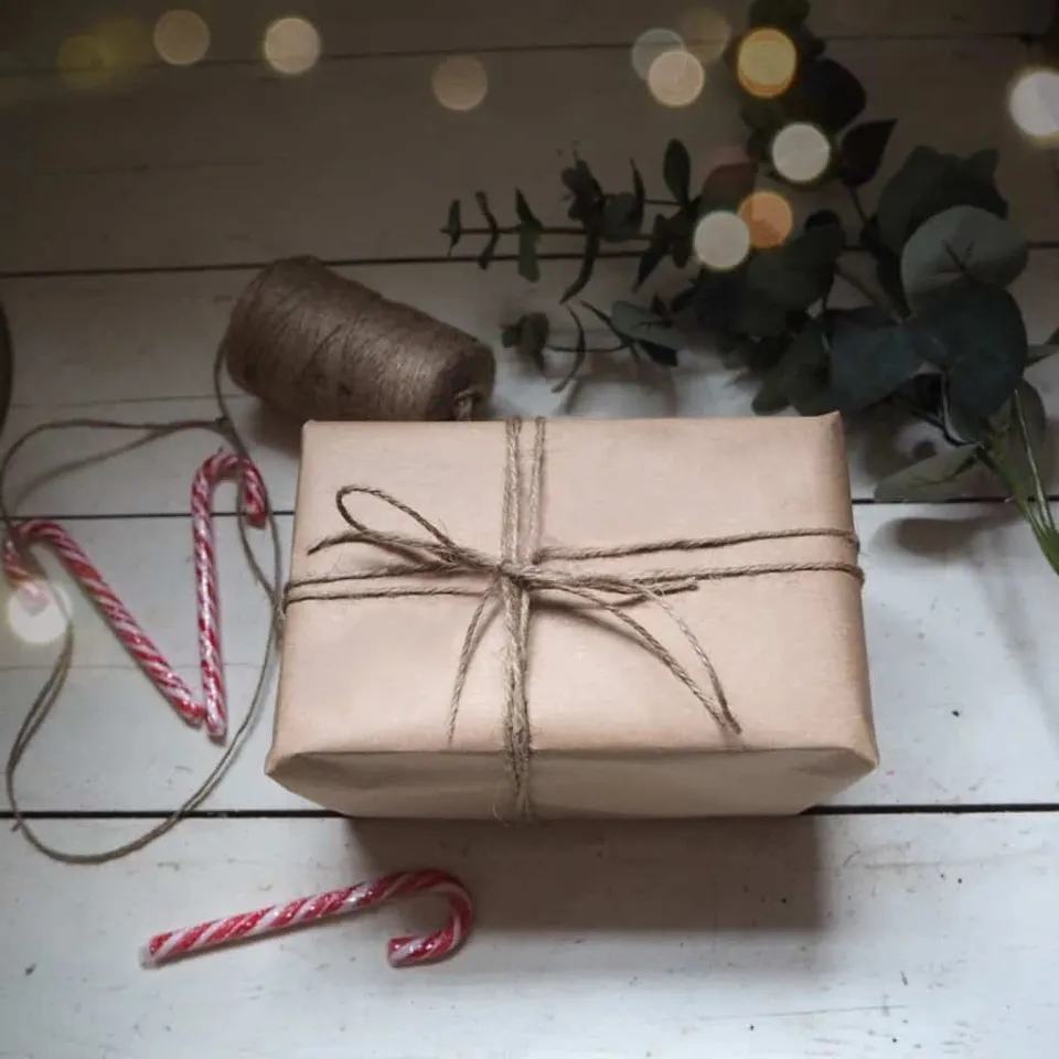Trouvaille Global papier cadeau kraft éco message main