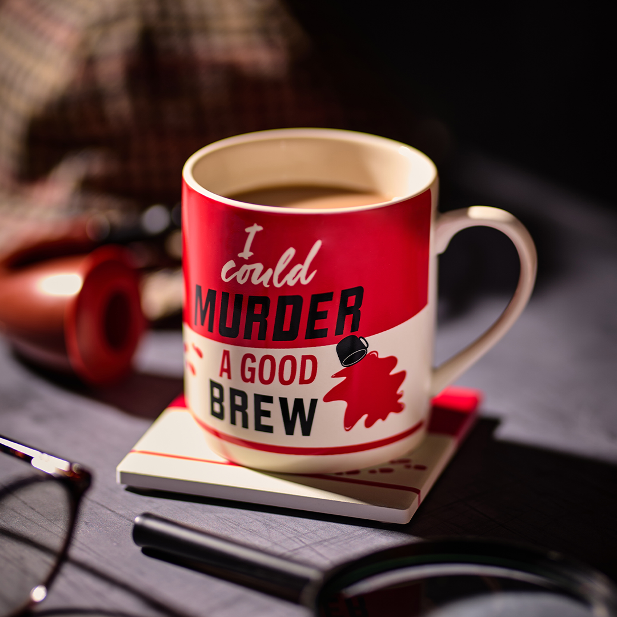 HMB Murder Mystery Club Signature mug 37 cl rouge