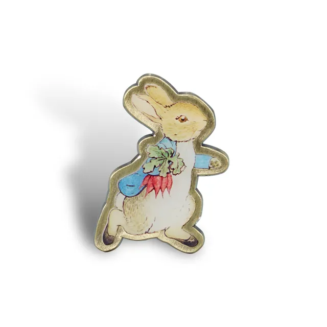 Pierre Lapin Radis pin's émail bleu